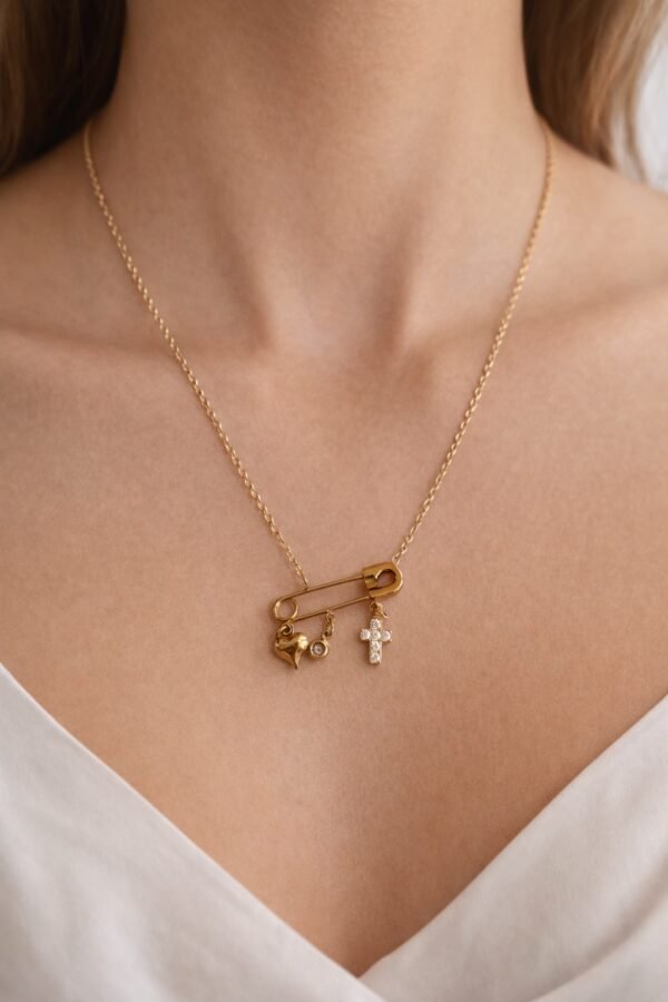 Κολιέ από ανοξείδωτο ατσάλι σε χρυσό χρώμα με μοντέρνο στοιχείο παραμάνα