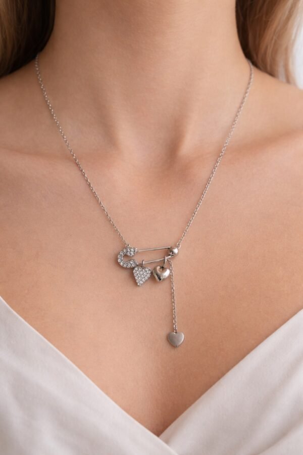 viber_image_2026-02-08_11-03-33-049 Κολιέ από ανοξείδωτο ατσάλι σε ασημί χρώμα με ιδιαίτερο σχέδιο παραμάνα