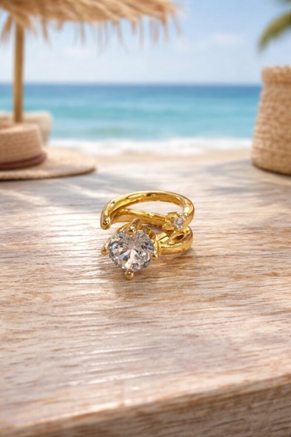 Ear cuff σε χρυσή απόχρωση.