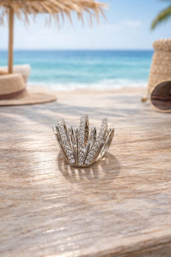 Ear cuff σε ασημί απόχρωση.