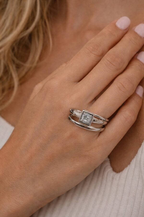 Δαχτυλίδι σε ασημί απόχρωση.