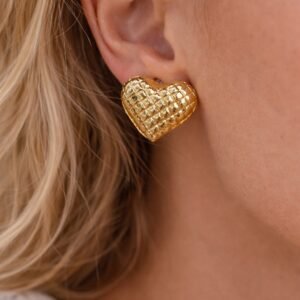 Σκουλαρίκια σε χρυσή απόχρωση σε σχήμα καρδιάς