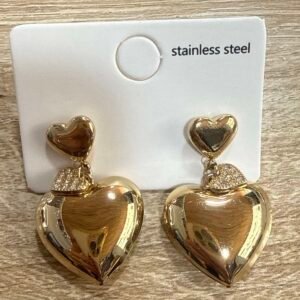 Σκουλαρίκια σε χρυσή απόχρωση με διπλό σχέδιο καρδιάς.