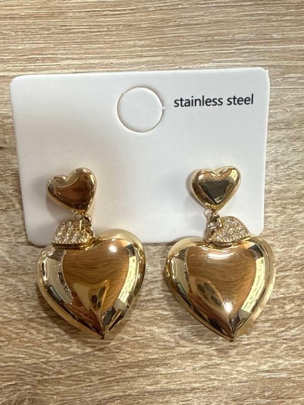 Σκουλαρίκια σε χρυσή απόχρωση με διπλό σχέδιο καρδιάς.
