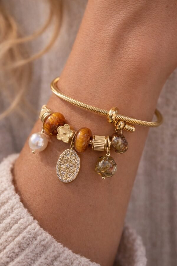 Βραχιόλι σε χρυσή απόχρωση με μοναδικά διακοσμητικά charms