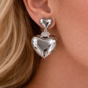 Σκουλαρίκια σε ασημί απόχρωση με εντυπωσιακό σχέδιο καρδιάς.