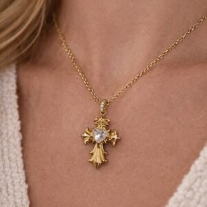 Κολιέ σε χρυσή απόχρωση με εντυπωσιακό σταυρό.