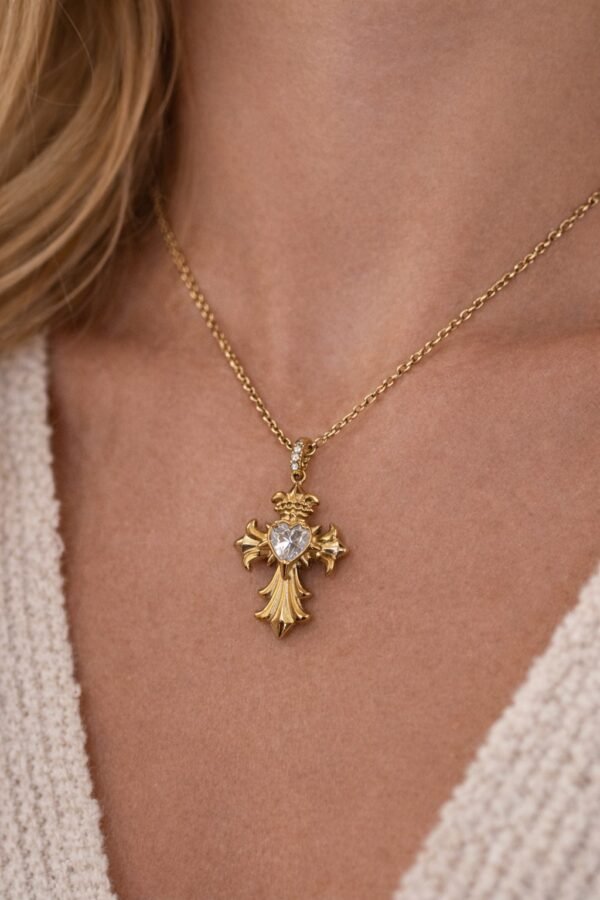 Κολιέ σε χρυσή απόχρωση με εντυπωσιακό σταυρό.