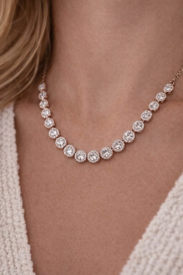 Κολιέ σε ασημί απόχρωση