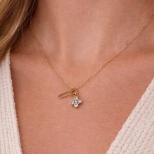 Κολιέ σε χρυσή απόχρωση με διακριτική παραμάνα