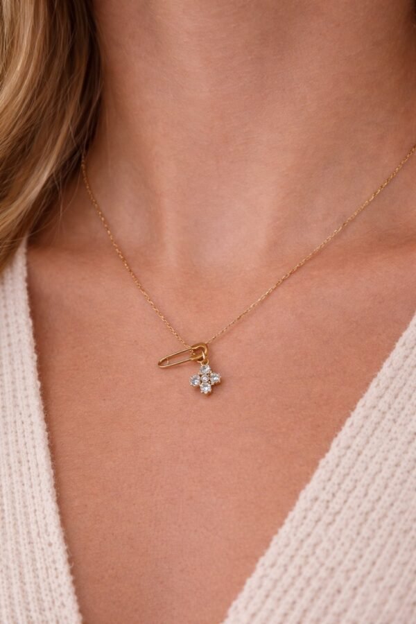 Κολιέ σε χρυσή απόχρωση με διακριτική παραμάνα