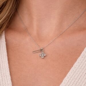 Κολιέ σε ασημί απόχρωση, με μοντέρνο στοιχείο παραμάνα