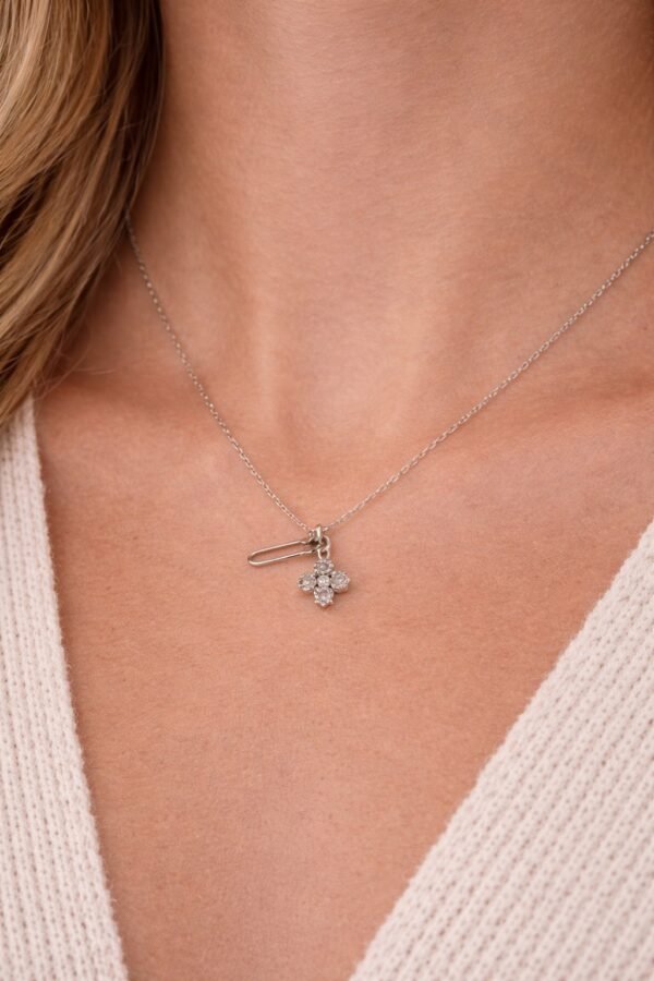 Κολιέ σε ασημί απόχρωση, με μοντέρνο στοιχείο παραμάνα