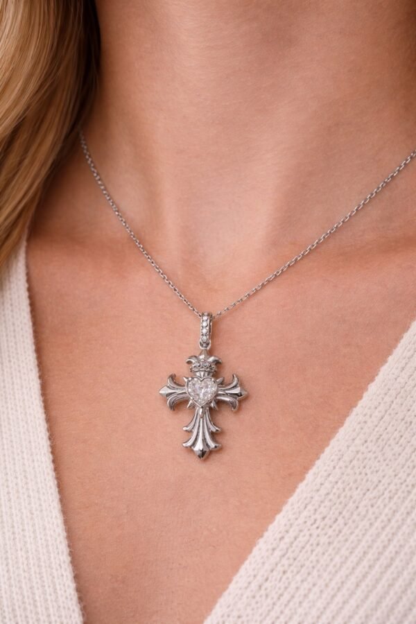 Κολιέ σε ασημί απόχρωση, με εντυπωσιακό σταυρό