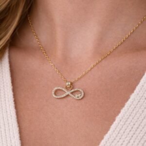 Κολιέ σε χρυσή απόχρωση, διακοσμημένο με το σύμβολο του απείρου