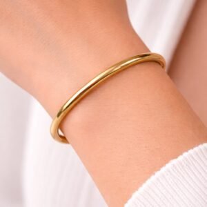 Μίνιμαλ και διαχρονική ατσάλινη χειροπέδα.