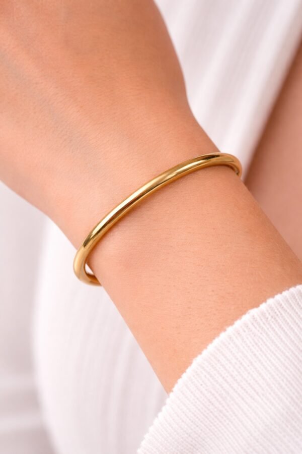 Μίνιμαλ και διαχρονική ατσάλινη χειροπέδα.