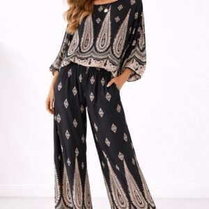 Εντυπωσιακό σετ με ιδιαίτερο ethnic μοτίβο.