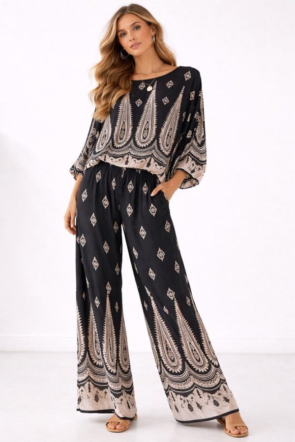 Εντυπωσιακό σετ με ιδιαίτερο ethnic μοτίβο.