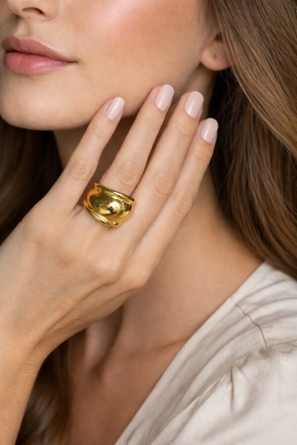 Εντυπωσιακό δαχτυλίδι σε χρυσή απόχρωση