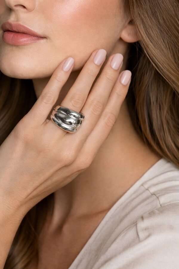 Εντυπωσιακό δαχτυλίδι